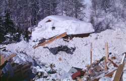 Une maison démolie par une avalanche