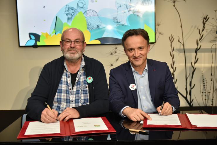 Philippe Mauguin, président directeur général de l’Inra et Jacques Morineau, administrateur de Réseau Civam - signent un nouvel accord cadre le 27 février 2019 au Salon international de l’agriculture.