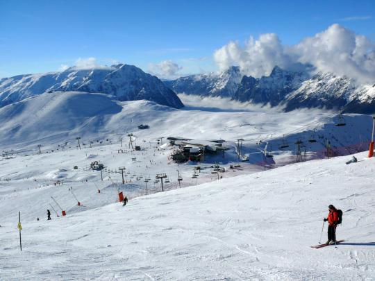 Tourisme de montagne : la transition des stations de sport d’hiver face à la fragilité de l’enneigement