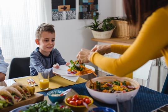 Comment les parents déterminent-ils la taille des portions servies à leurs enfants ?