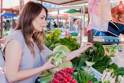 femme achetant des légumes au marché