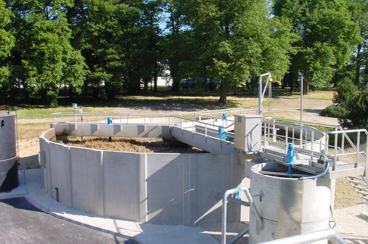 Station d'épuration du centre Inra de Tours : Bassin d'épuration composé d'un dégraisseur, d'un dessableur et d'un préleveur au niveau de l'entrée.