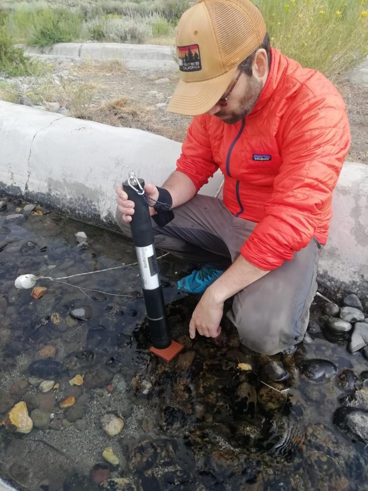 Capture of benthic invertebrates, waterflow and benthic algal concentrations measurements 