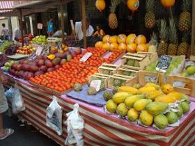 Etal de marché avec fruits exotiques