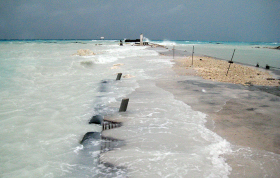 Cyclone Oli en Polynésie française : Vue prise côté lagon. La jetée et le quai de l’atoll sont submergés par le flot. Cyclone Oli, janvier 2010. Eté austral 2010 – Atoll de Tikehau – Tuamotu – Polynésie française.