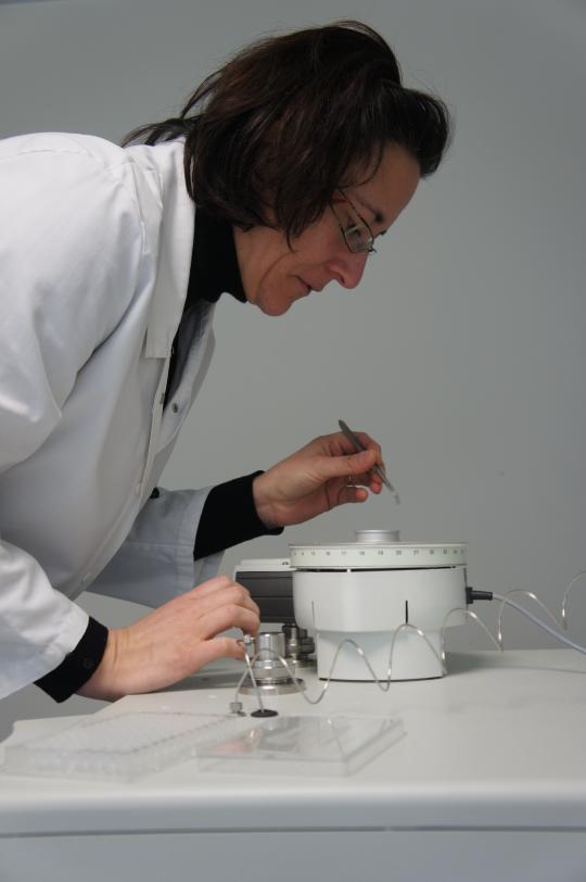 Nathalie Moynet, technicienne de recherche àl'URP3F, utilise un analyseur élémentaire couplé à un spectromètre de masse, et en assure la maintenance.